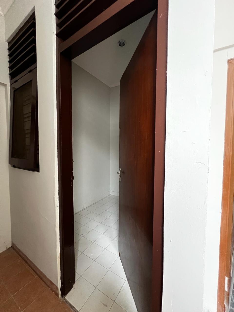 Ejde.Rumah di Sewakan Semi Furnish di Kemanggisan, Jakarta Barat